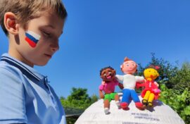 Москвичи — среди первых участников акции ко Дню флага