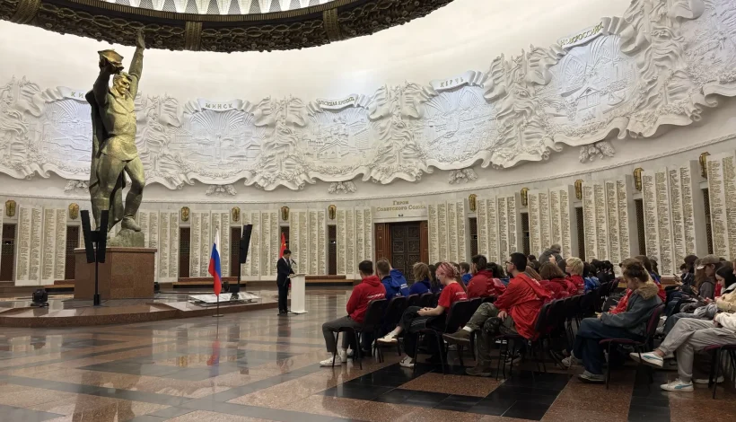 Молодые патриоты из Китая почтили память бойцов в Музее Победы